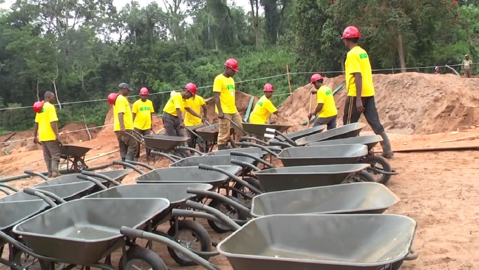 Miners delivering ores to the sluice sets