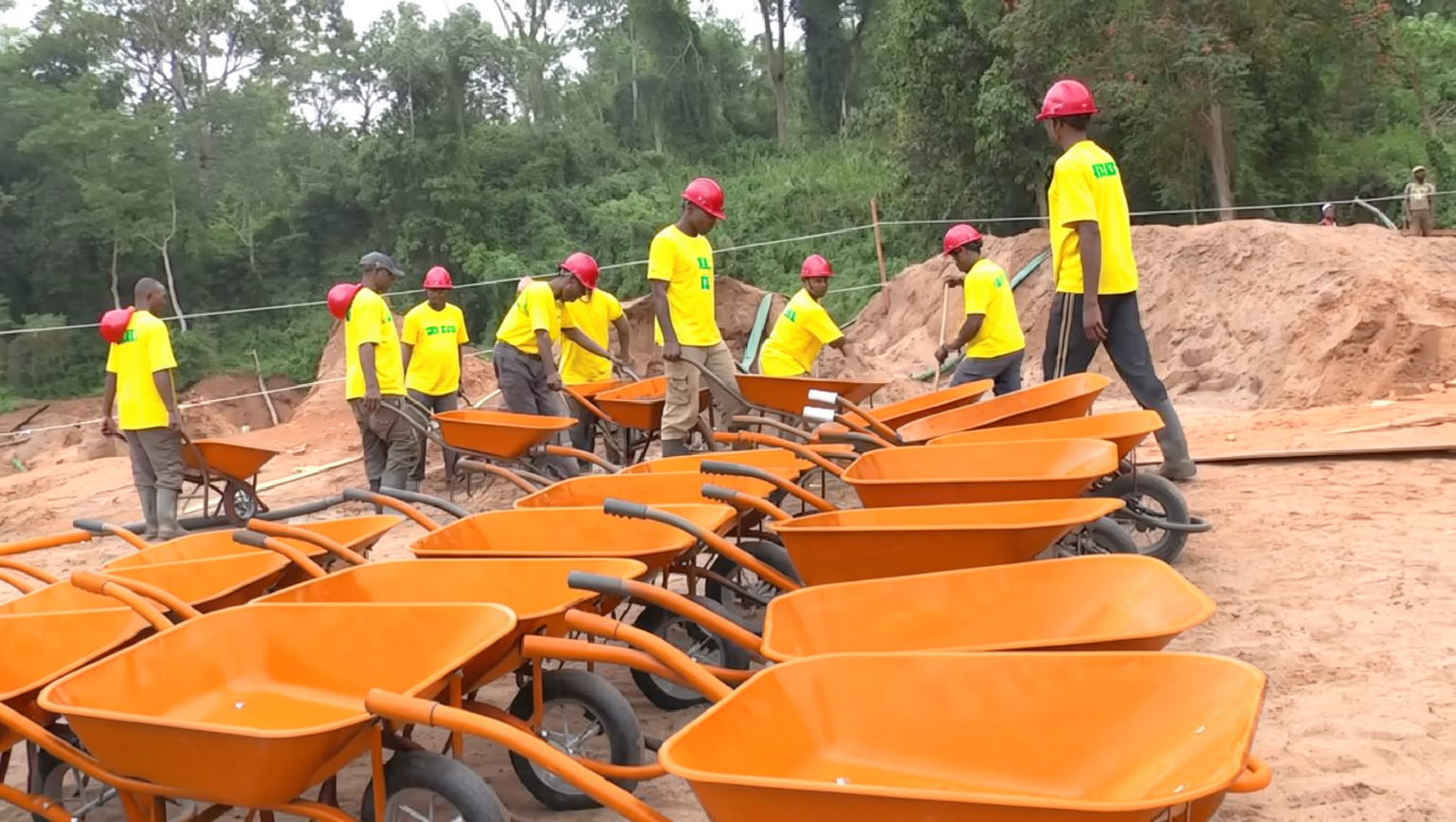Miners delivering ores to the sluice sets