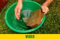 Wash the surface after crushing rocks into the gold pan