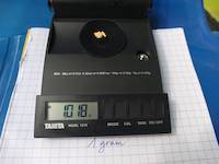 1.018 grams of gold nugget on the scale