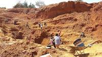 Gold prospecting on the open pit, Amonikakinei, Tiira, Busia, Uganda