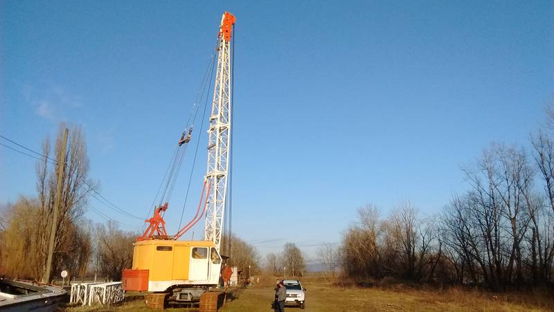 Crane for digging and excavation