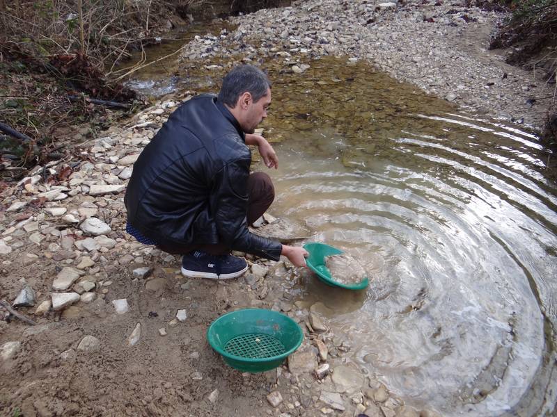 Quick check for gold in Croatia by using Garrett gold pans