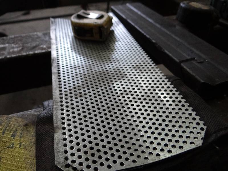Perforated metal screen used in impact mills