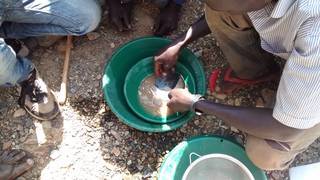 Prospecting for gold directly on the mining site