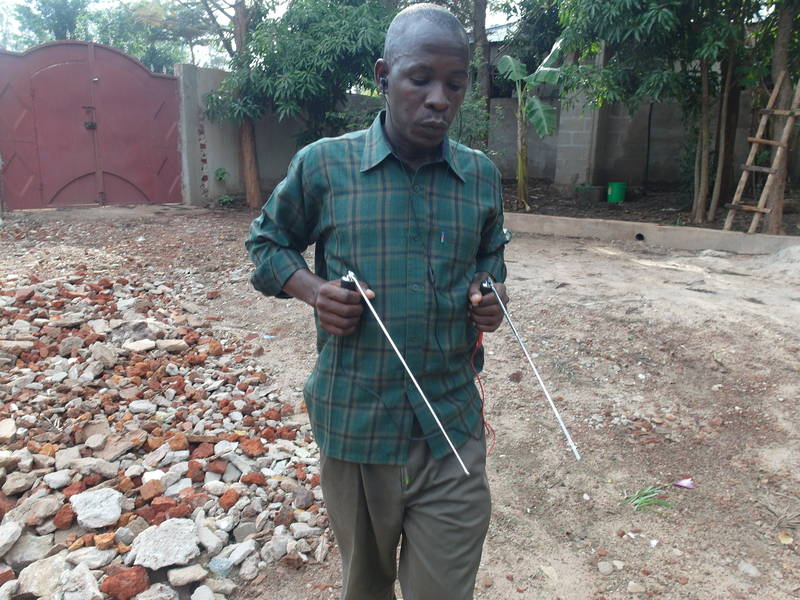 Fake geologist and witch and dowser failing to find gold in the bucket with the fraudulent long range locator Forward Gauss VR-1000B-II exposed as dowsing