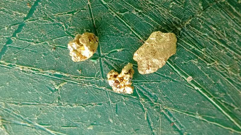 Gold nuggets, macro picture