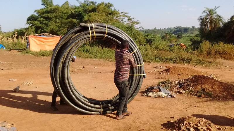 The HDPE pipe is brought to the the river