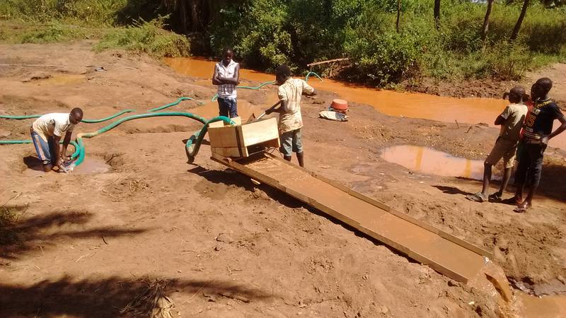 Miners working with hydro-nozzle