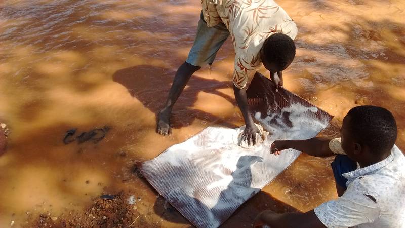 The vortex matting is being washed to dissolve any water tension