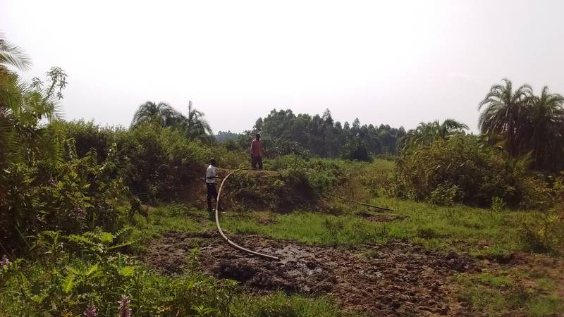 The HDPE pipe is being moved for easier water supply