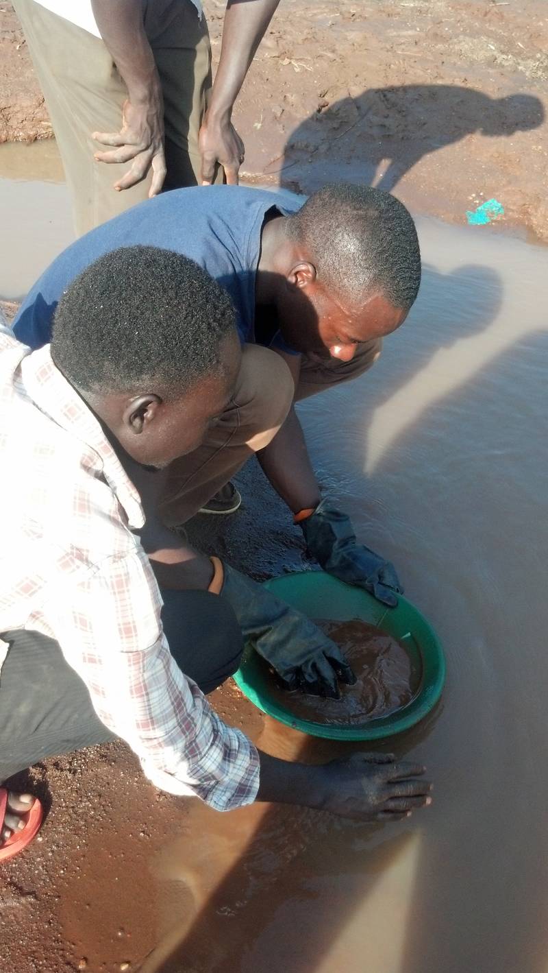 Gold panning in Ndaiga, Uganda