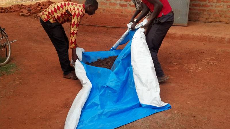 Mixing and rolling of the sample on ground