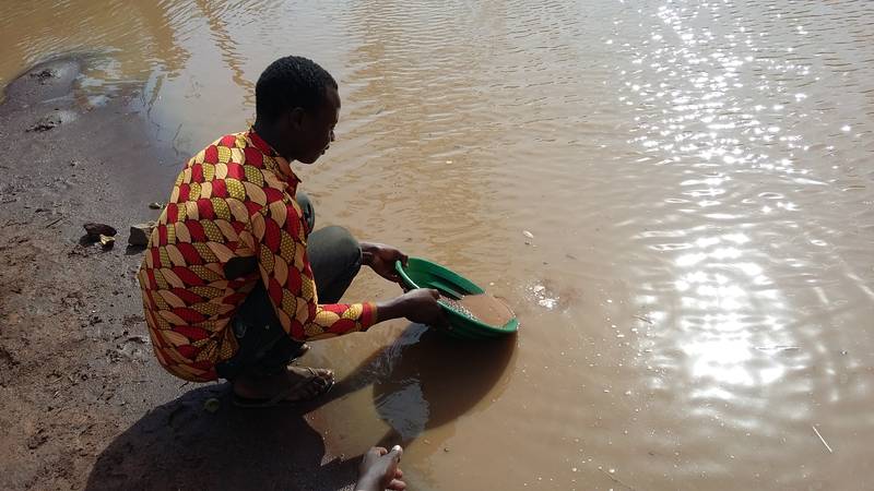 The gold panning with the Garrett Super Sluice on river Okame, Busia, Uganda