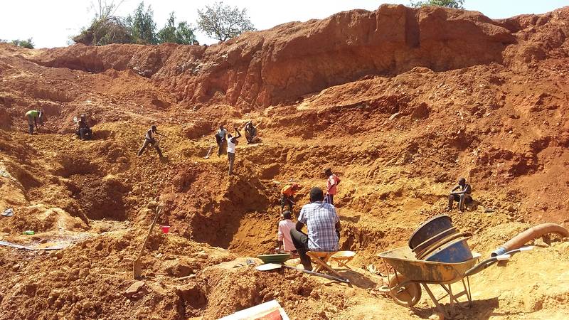 Gold prospecting on the open pit, Amonikakinei, Tiira, Busia, Uganda