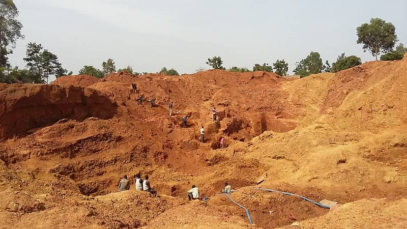 Gold prospecting on open pit near Amonikakinei, Tiira, Busia, Uganda