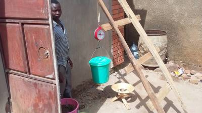 Measuring weight of each bucket