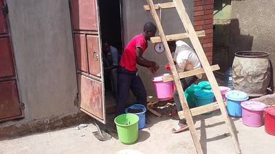 Measuring weight of buckets