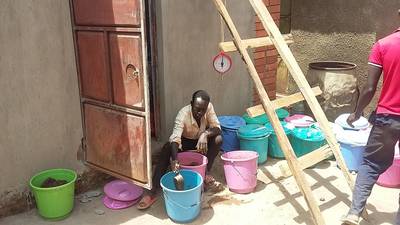 Transfer of scoop from one bucket to the sampling buckets