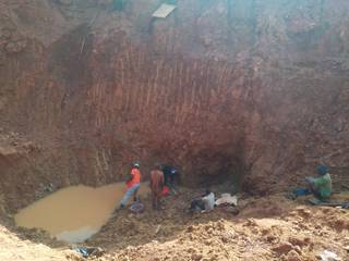 Open pit and gold panning in Uganda